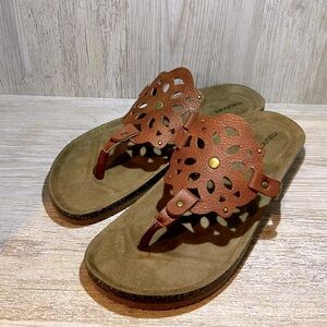 NWOT Maurice’s size 10 medallion footbed sandals